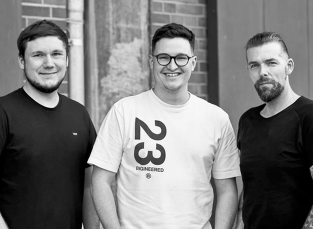 Auf dem Schwarz-Weiß-Bild sind die Geschäftsleiter Lennart Duden, Marc Wolek und Stefan Vorbröcker